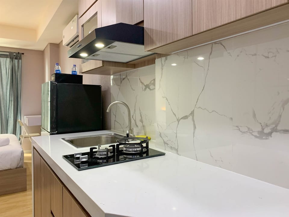 Deluxe Studio | Private kitchen | Full-size fridge, stovetop