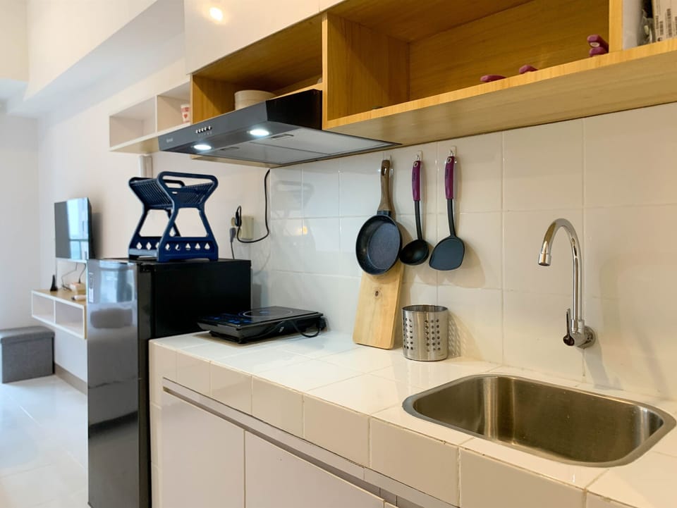 Deluxe Studio | Private kitchen | Full-size fridge, stovetop