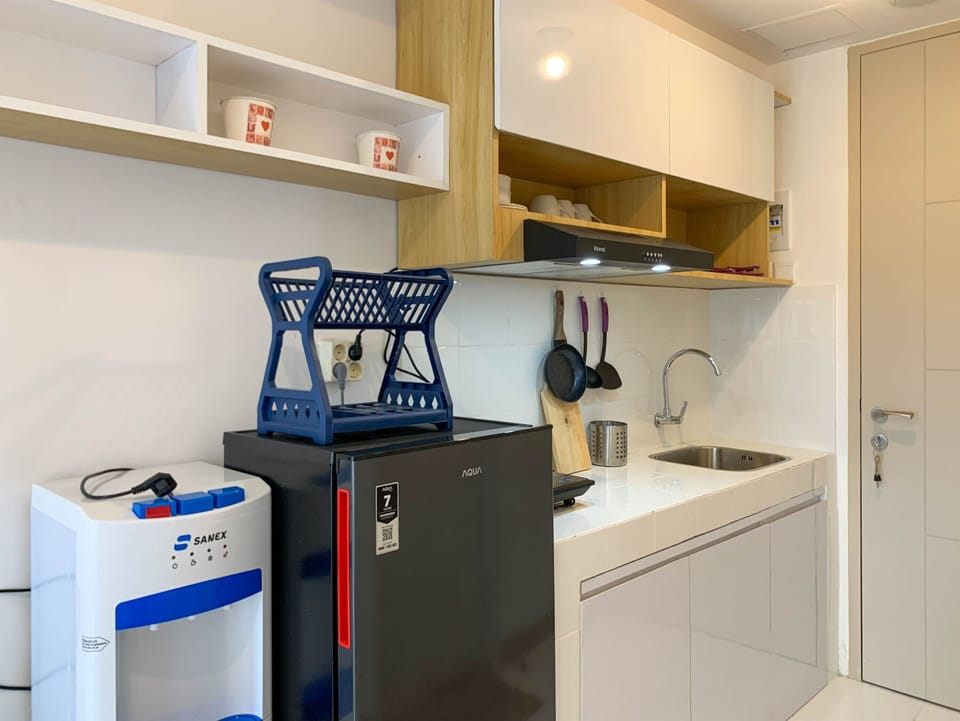 Deluxe Studio | Private kitchen | Full-size fridge, stovetop