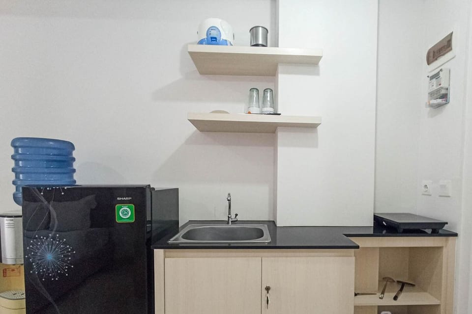 Deluxe Studio | Private kitchen | Full-size fridge, stovetop
