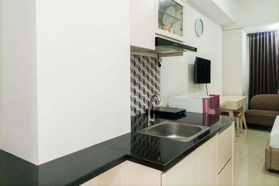 Deluxe Studio | Private kitchen | Full-size fridge, stovetop