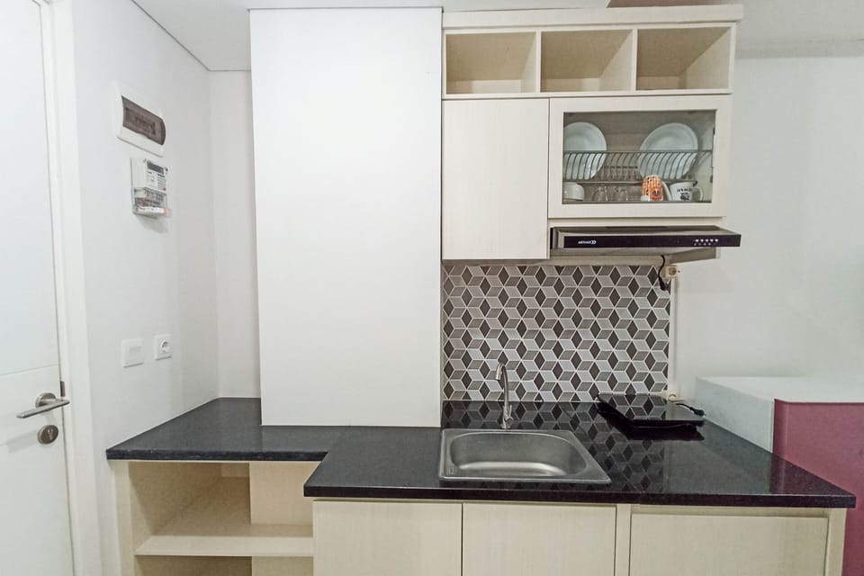 Deluxe Studio | Private kitchen | Full-size fridge, stovetop