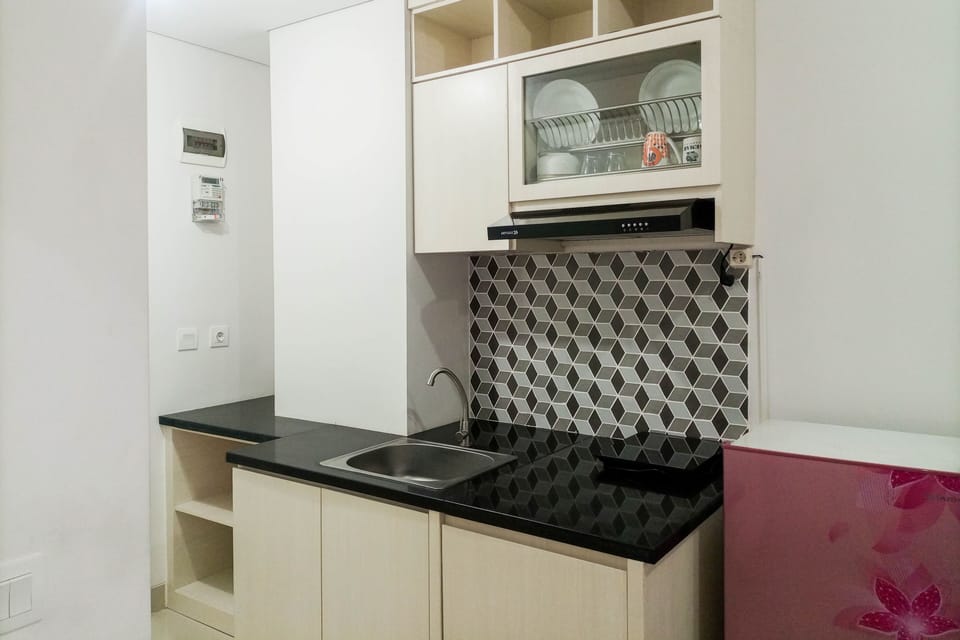 Deluxe Studio | Private kitchen | Full-size fridge, stovetop