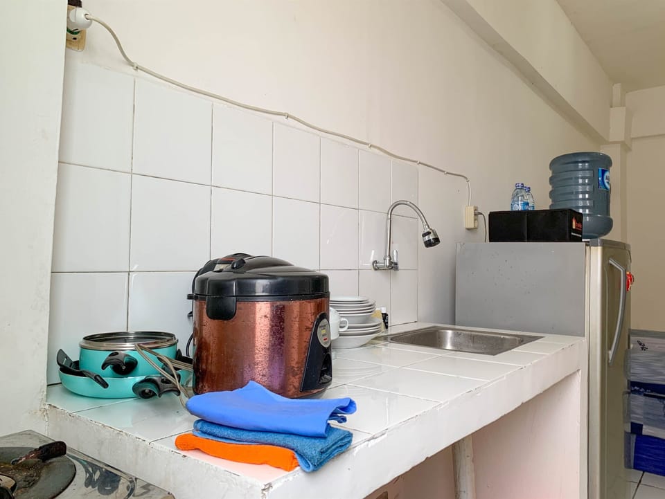 Deluxe Apartment | Private kitchen | Full-size fridge, stovetop