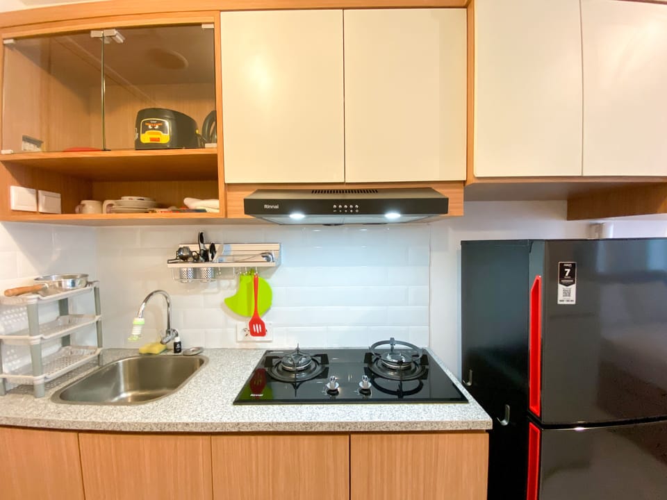 Deluxe Studio | Private kitchen | Full-size fridge, stovetop