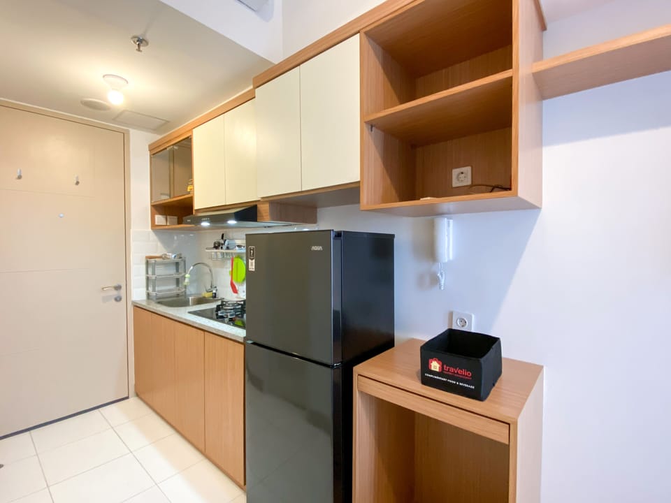 Deluxe Studio | Private kitchen | Full-size fridge, stovetop