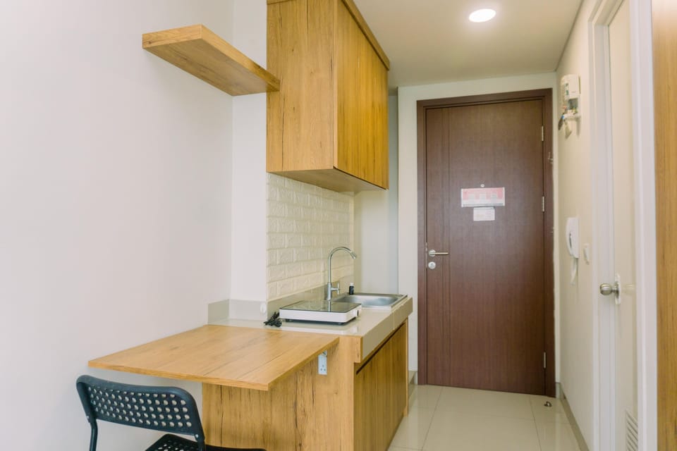 Deluxe Studio | Private kitchen | Full-size fridge, stovetop