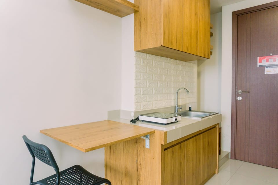 Deluxe Studio | Private kitchen | Full-size fridge, stovetop