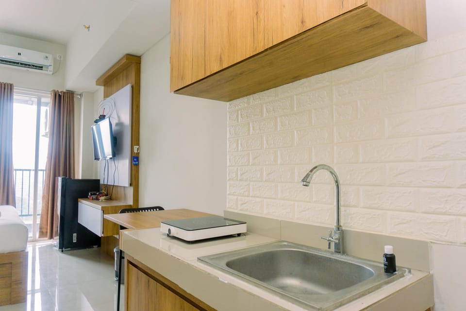 Deluxe Studio | Private kitchen | Full-size fridge, stovetop