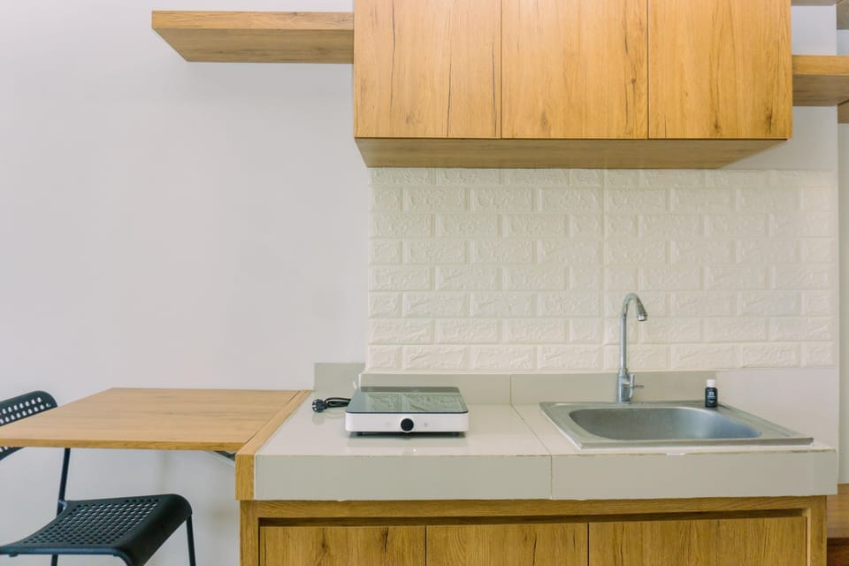 Deluxe Studio | Private kitchen | Full-size fridge, stovetop