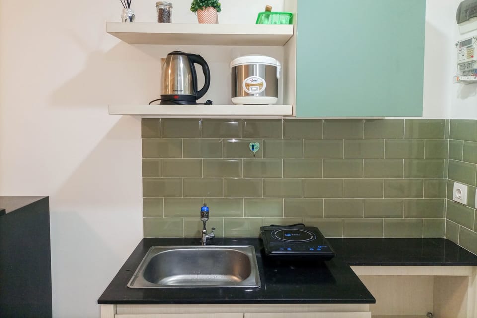 Deluxe Studio | Private kitchen | Full-size fridge, stovetop