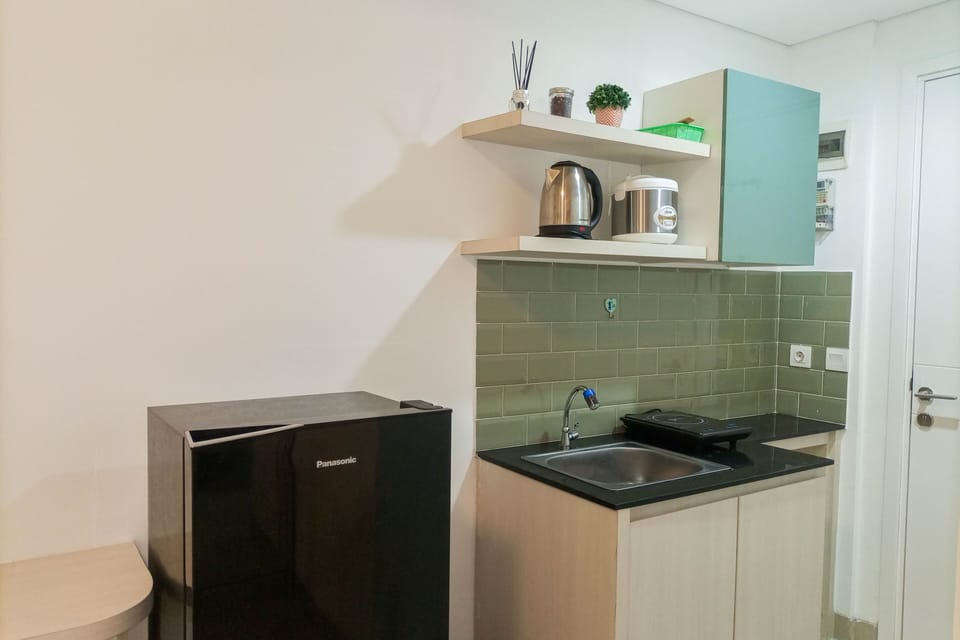 Deluxe Studio | Private kitchen | Full-size fridge, stovetop