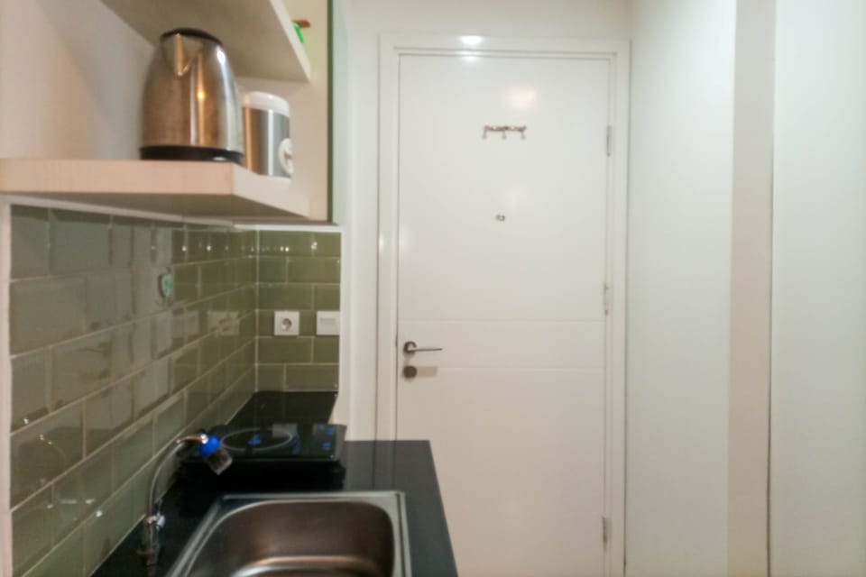 Deluxe Studio | Private kitchen | Full-size fridge, stovetop
