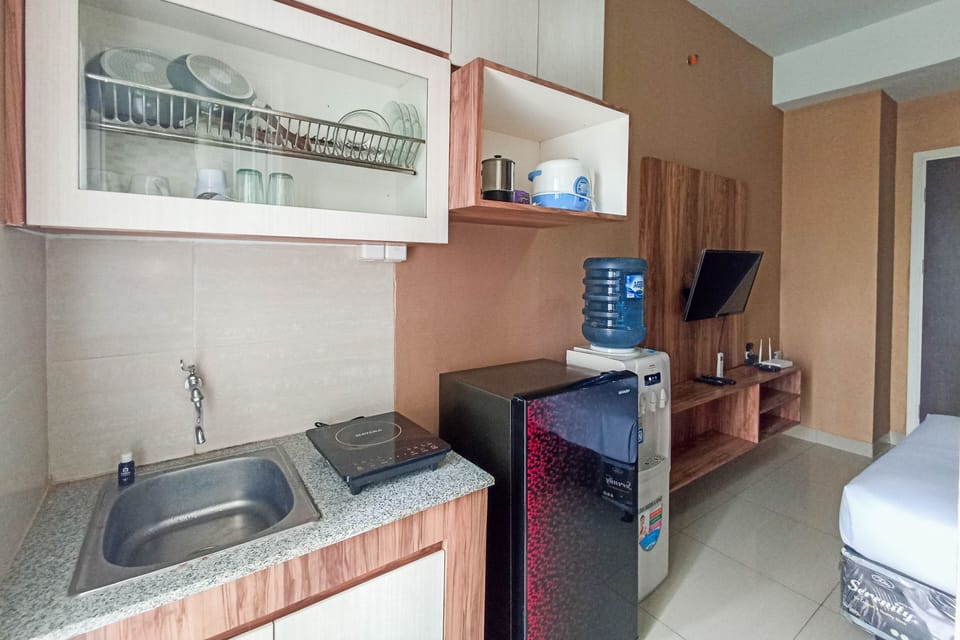 Deluxe Studio | Private kitchen | Full-size fridge, stovetop