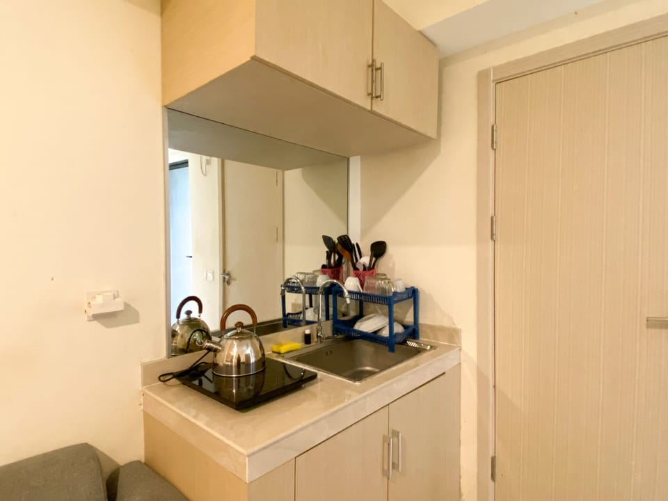 Deluxe Studio | Private kitchen | Full-size fridge, stovetop