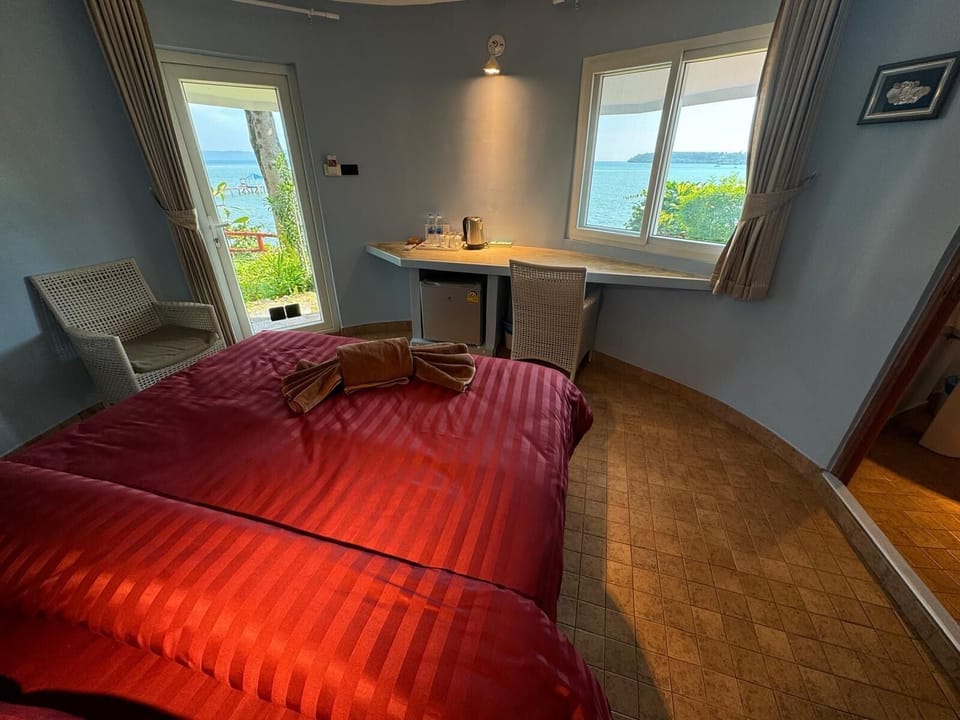 Superior Seaview | Select Comfort beds, desk, rollaway beds, free WiFi