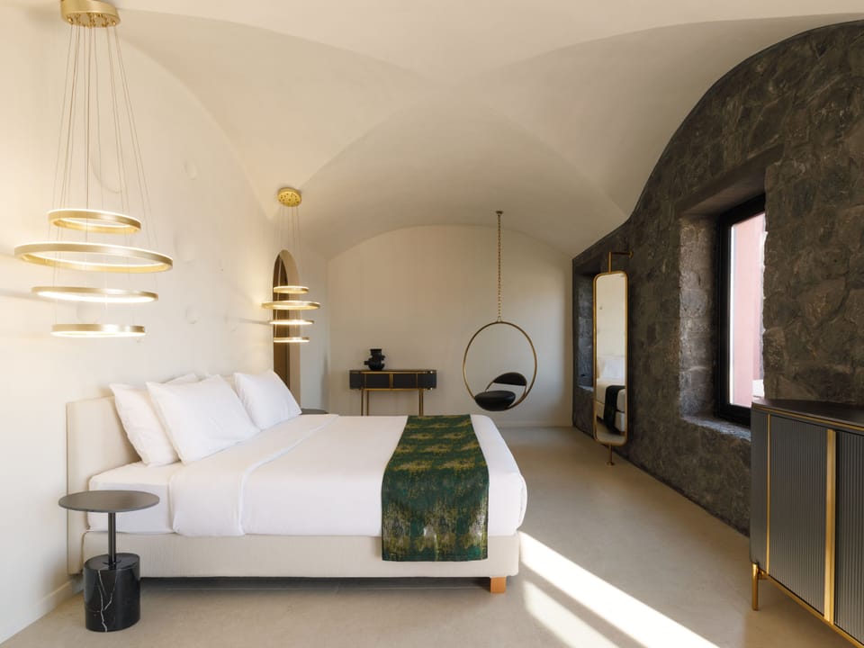 In-room safe, soundproofing, free WiFi, bed sheets