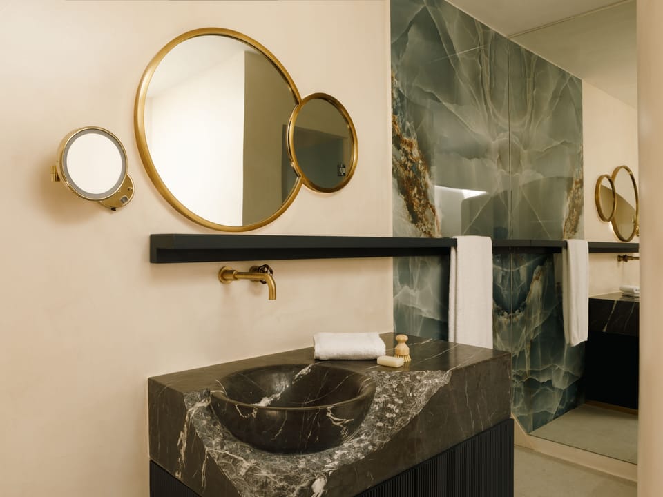 Shower, rainfall showerhead, free toiletries, hair dryer