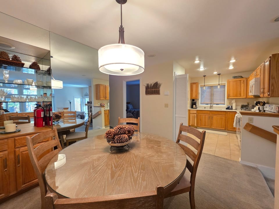 Apartment, 2 Bedrooms | Dining