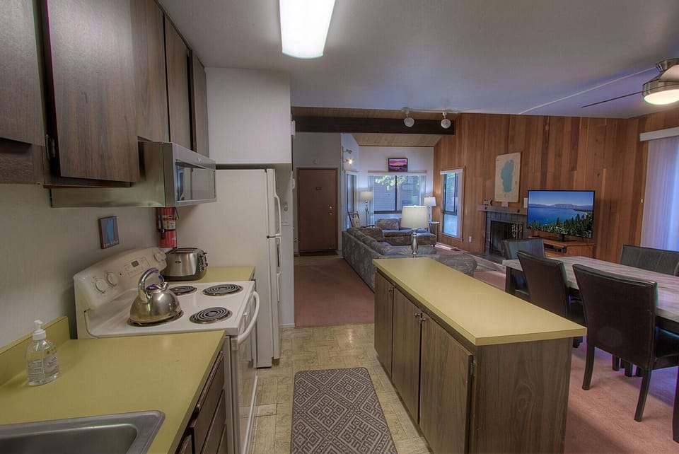 Condo, 2 Bedrooms | Private kitchen