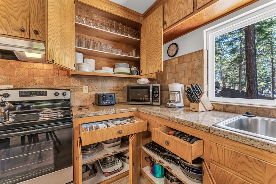 House, 4 Bedrooms | Private kitchen | Fridge, coffee/tea maker, toaster