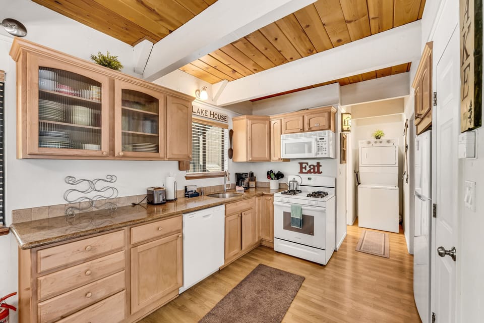 Cabin, 3 Bedrooms | Private kitchen | Coffee/tea maker, fridge, toaster