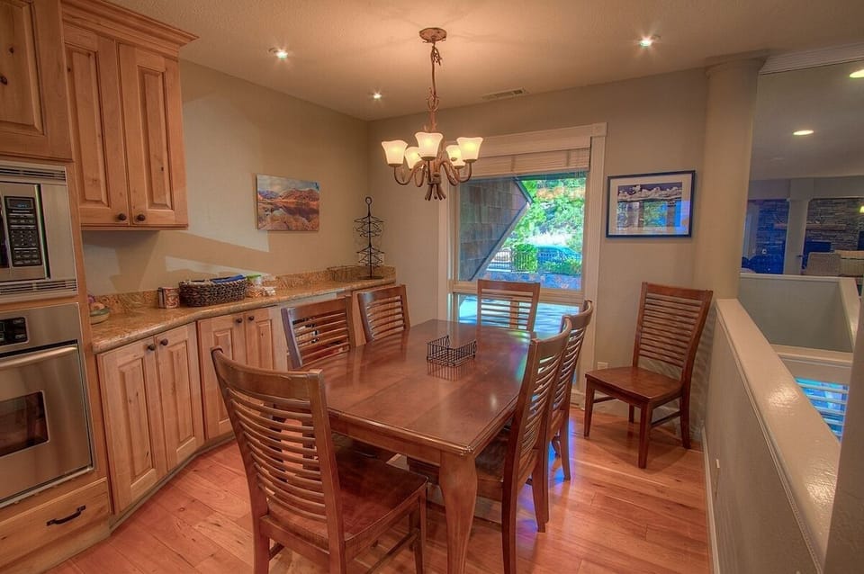 Condo, 3 Bedrooms | Dining