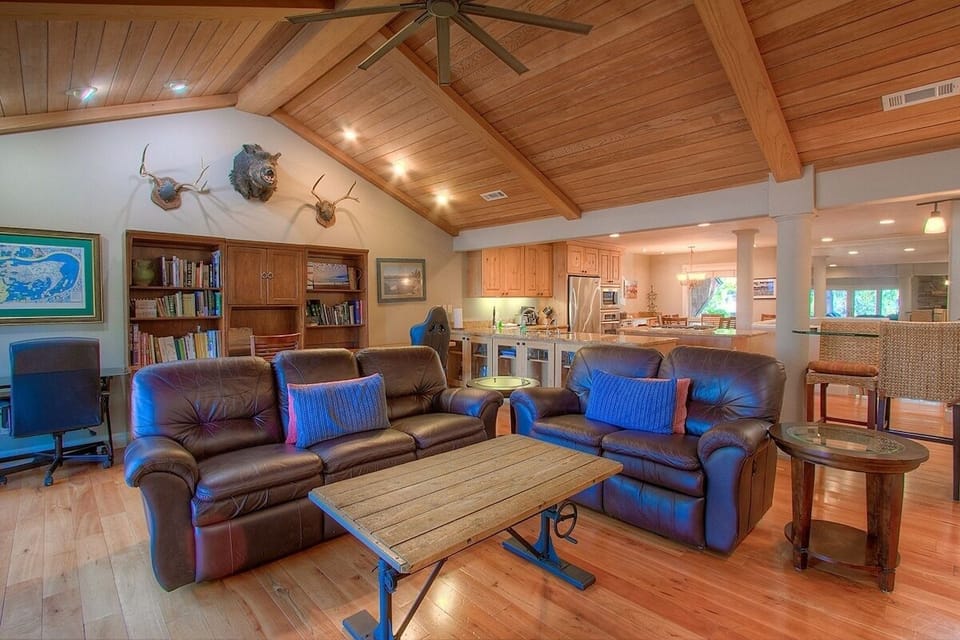 Condo, 3 Bedrooms | Living area