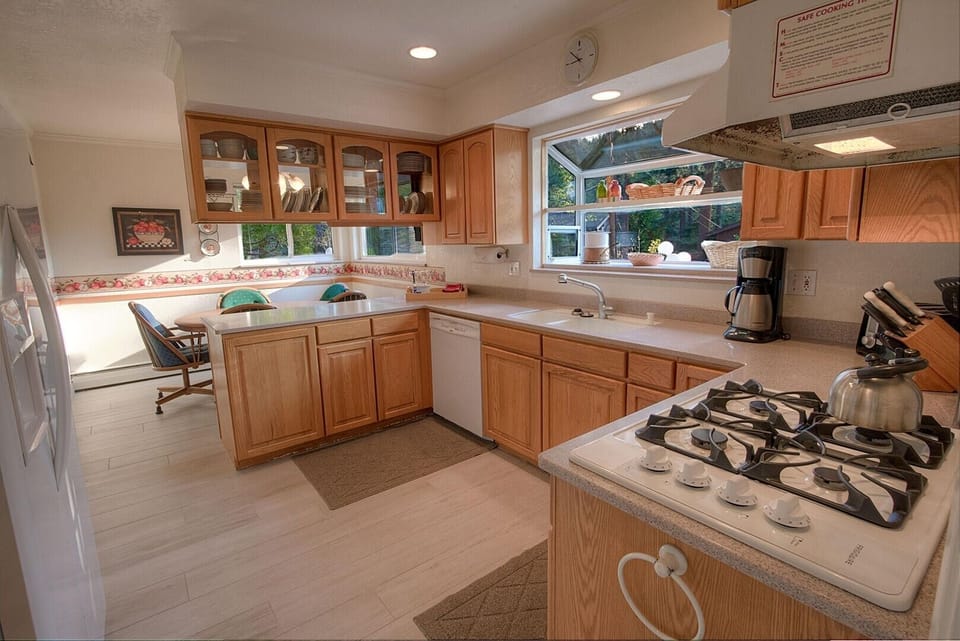 House, 4 Bedrooms | Private kitchen | Coffee/tea maker, fridge, toaster