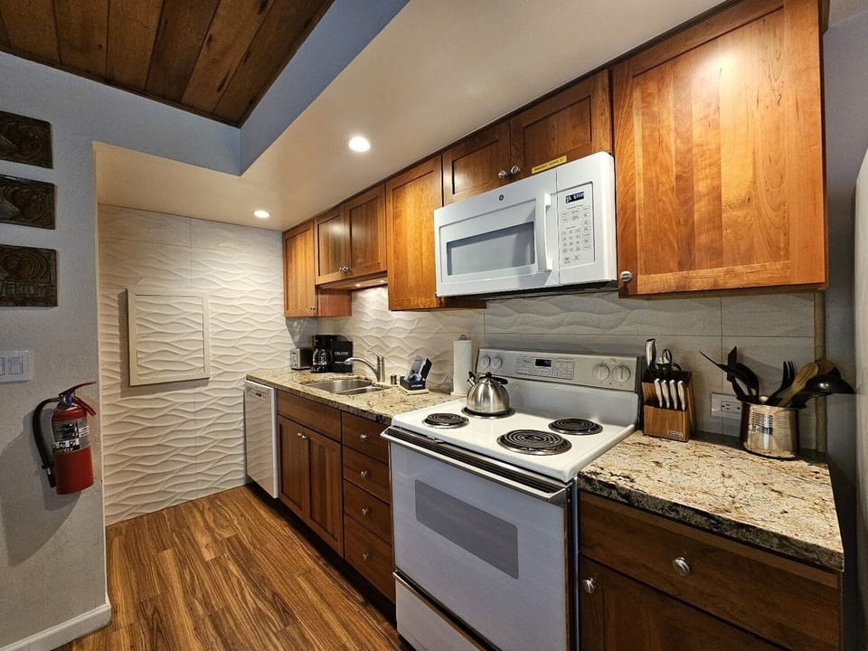 Condo, 4 Bedrooms | Private kitchen | Fridge, coffee/tea maker, toaster