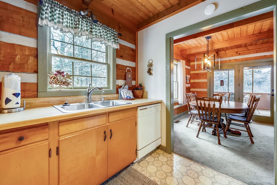 Cabin, 2 Bedrooms | Private kitchen | Coffee/tea maker, fridge, oven, toaster