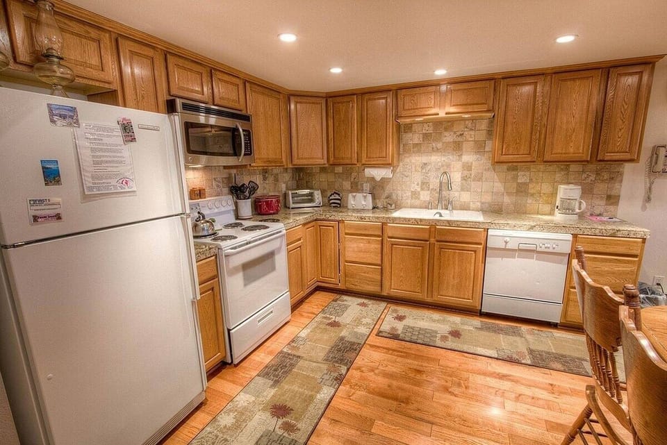 Condo, 4 Bedrooms | Private kitchen | Fridge, coffee/tea maker, toaster