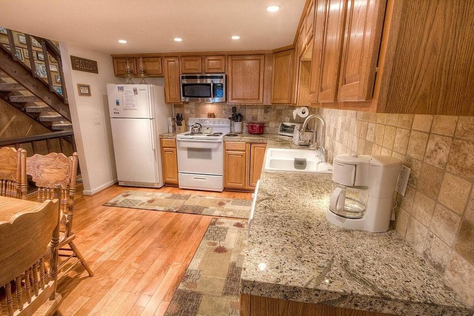 Condo, 4 Bedrooms | Private kitchen | Fridge, coffee/tea maker, toaster