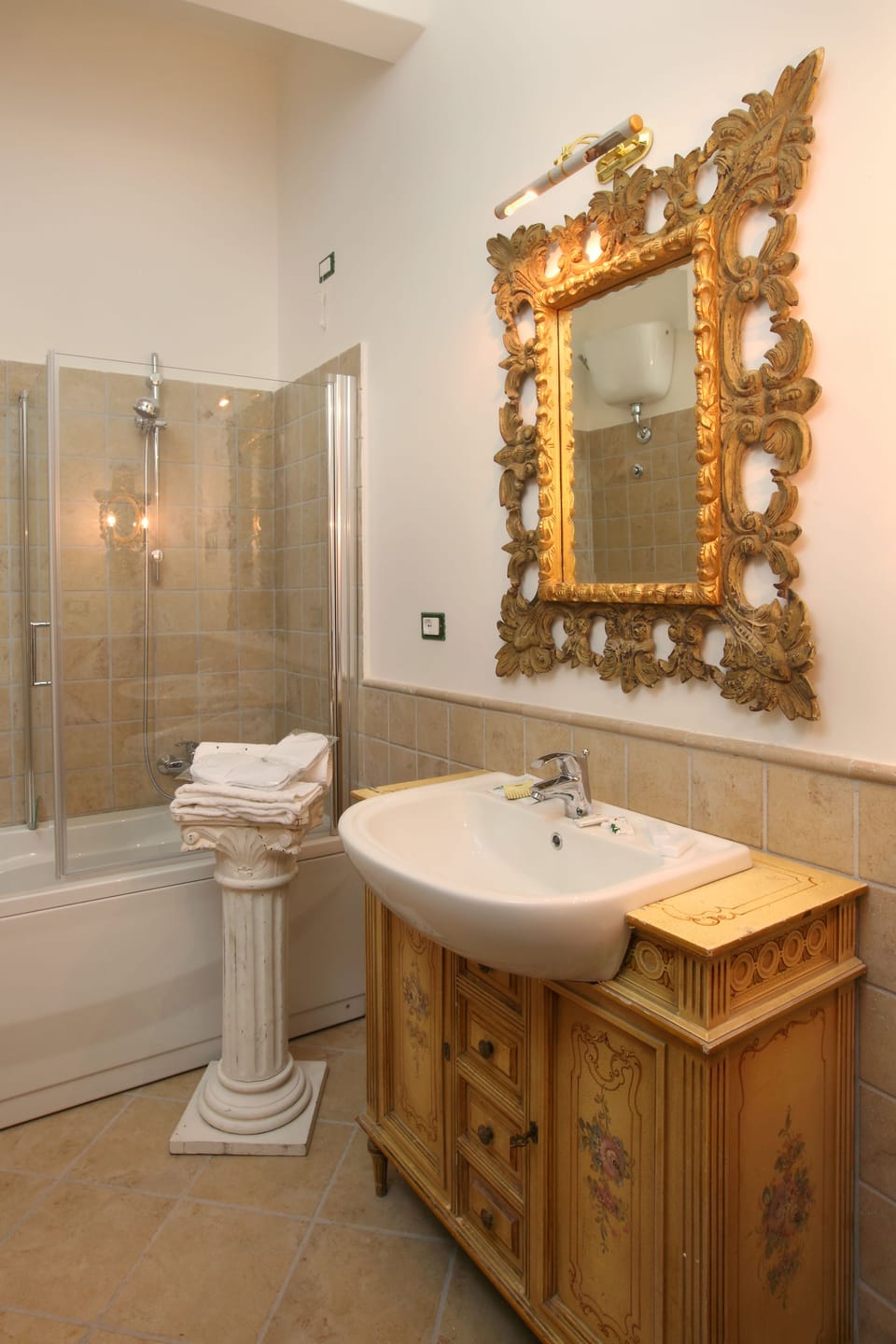 Superior Double Room | Bathroom | Free toiletries, hair dryer, towels