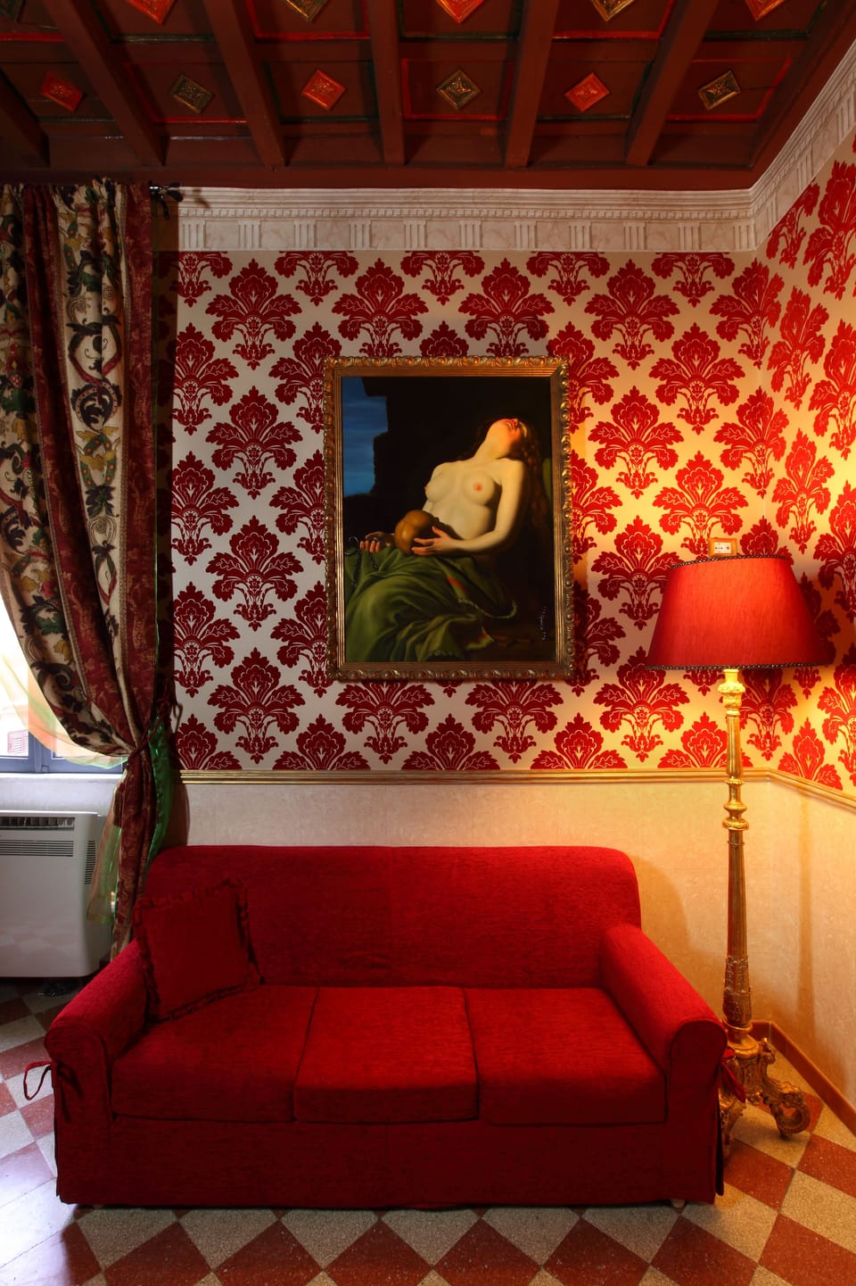 Minibar, in-room safe, individually decorated, individually furnished