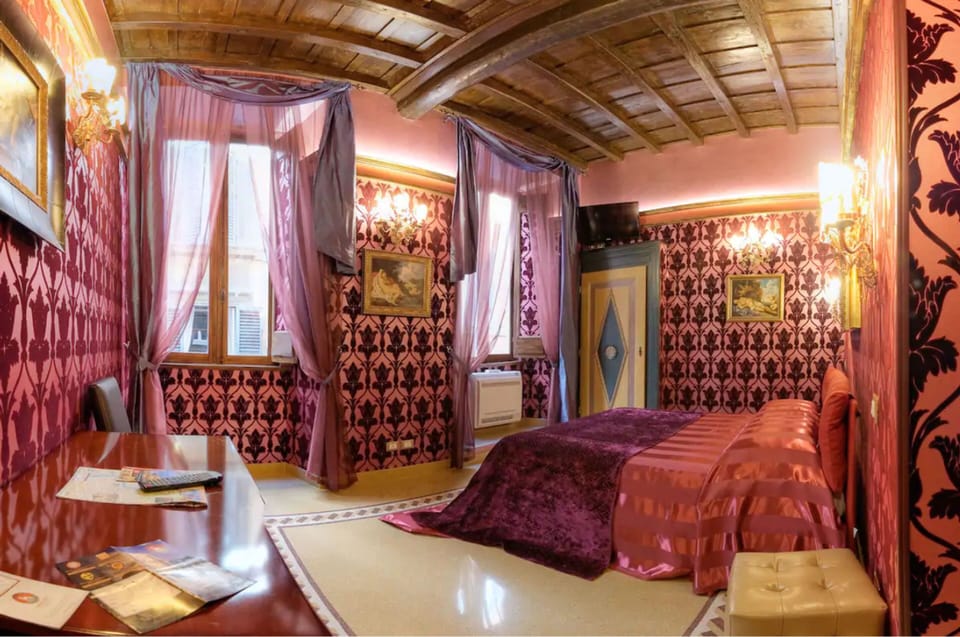 Double Room | Minibar, in-room safe, individually decorated, individually furnished