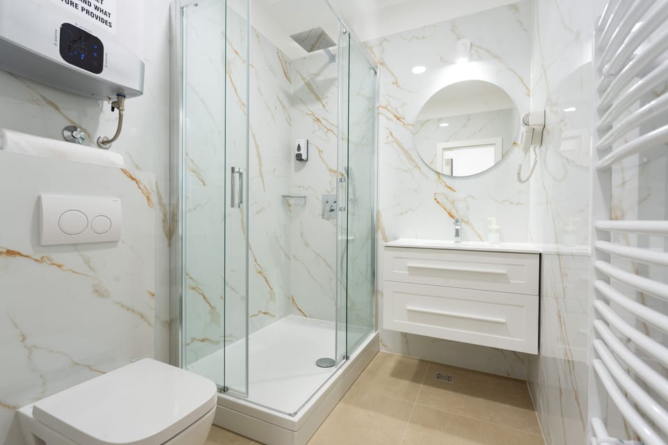 Deluxe Double Room | Bathroom | Shower, hydromassage showerhead, designer toiletries, hair dryer