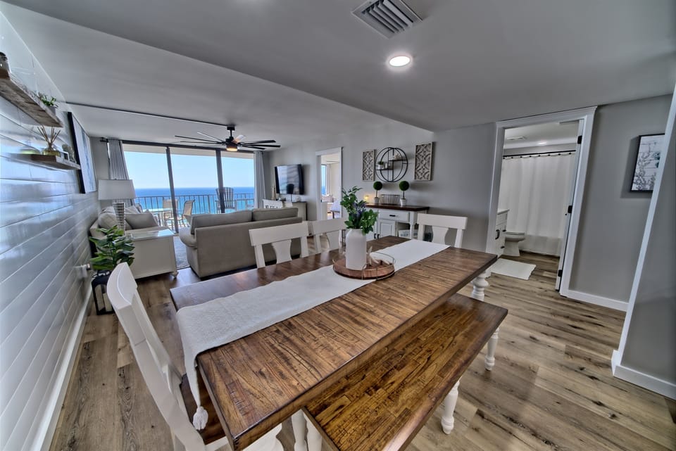 Dining area seats 6