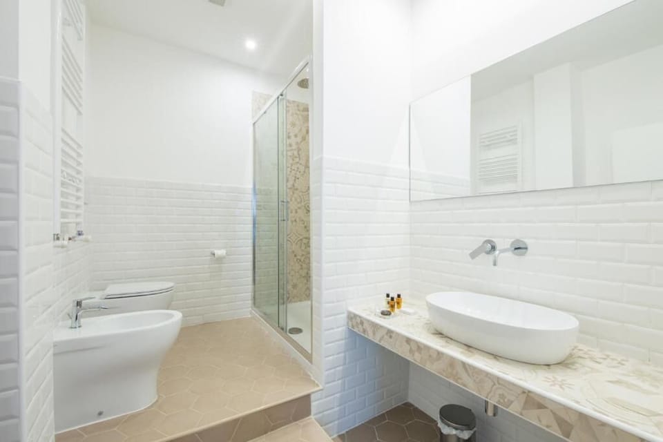 Junior Room | Bathroom | Shower, rainfall showerhead, hair dryer, slippers