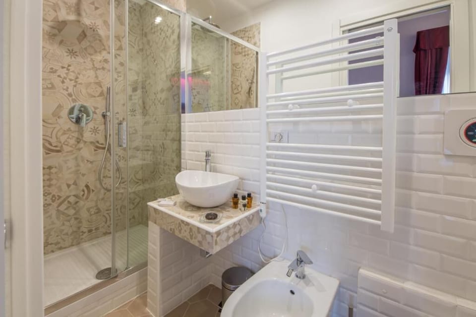 Deluxe Double or Twin Room | Bathroom | Shower, rainfall showerhead, hair dryer, slippers
