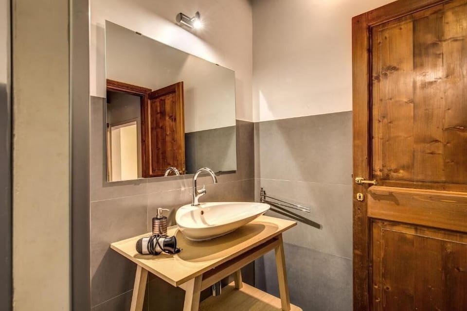 Deluxe Room | Bathroom | Shower, hair dryer, bidet, towels