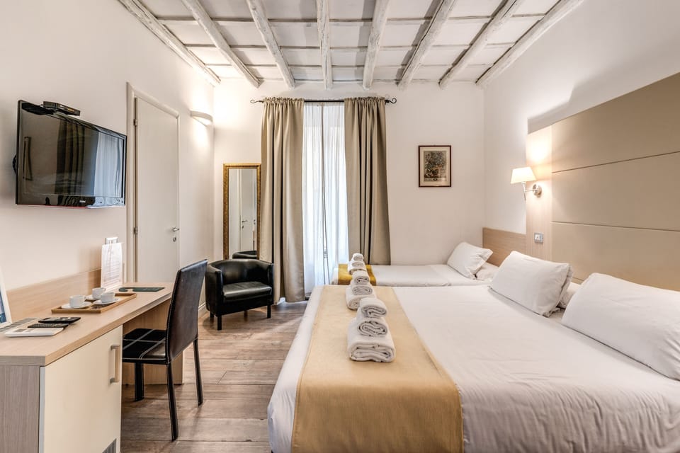 Deluxe Triple Room | Desk, free WiFi, bed sheets