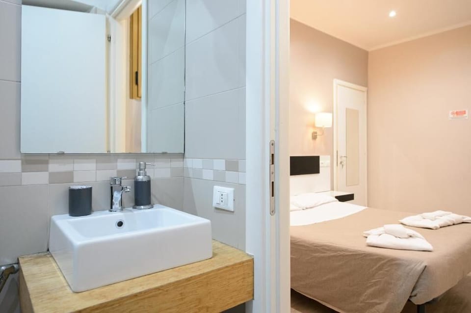 Economy Double or Twin Room | Bathroom | Free toiletries, hair dryer, bidet, towels