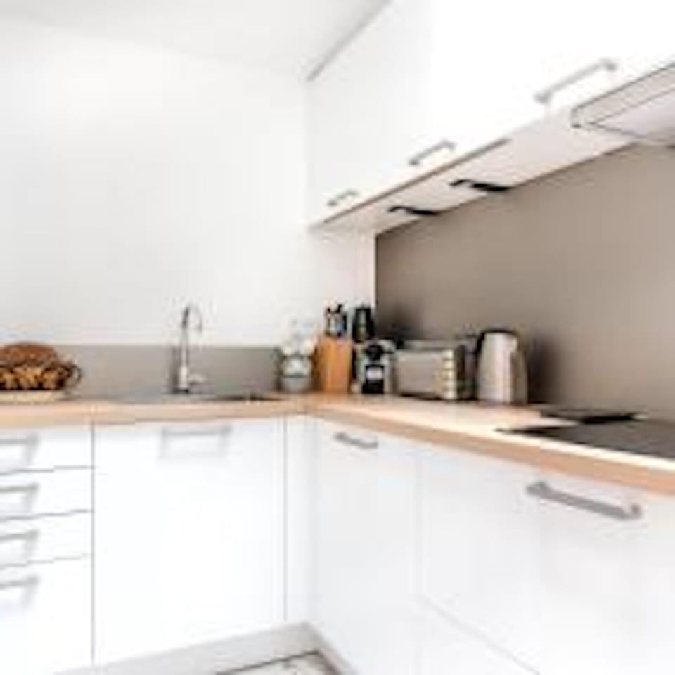 Presidential Townhome | Private kitchen | Full-size fridge, microwave, oven, stovetop