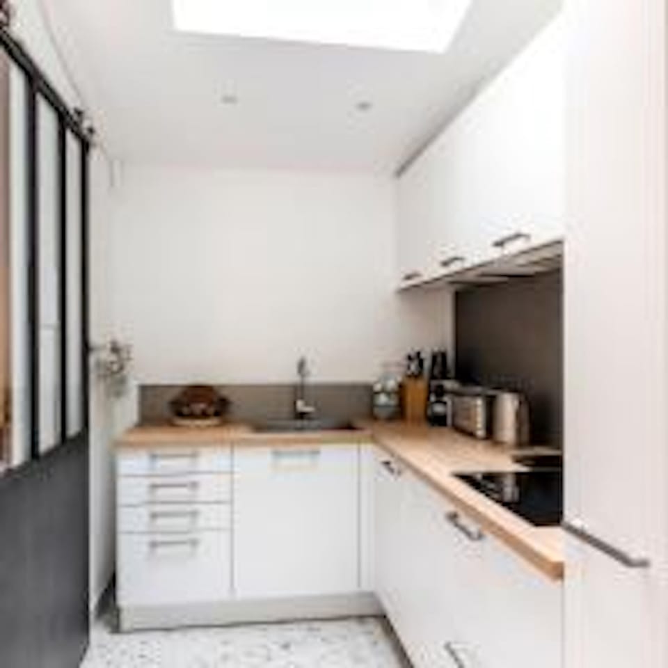Presidential Townhome | Private kitchen | Full-size fridge, microwave, oven, stovetop