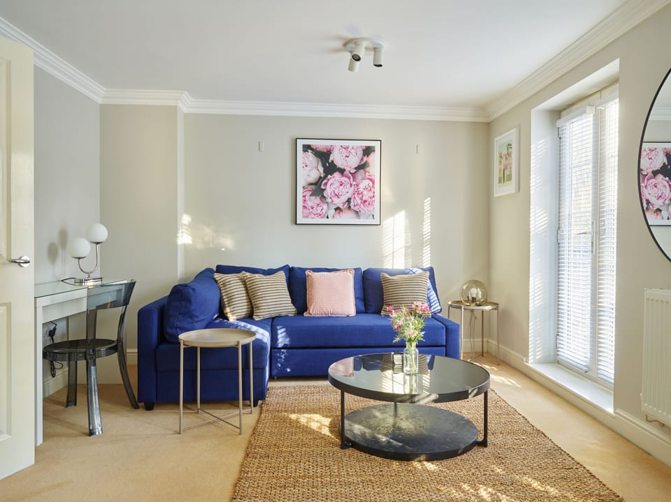 Classic House, 3 Bedrooms | Living area | 40-inch Smart TV with digital channels, TV