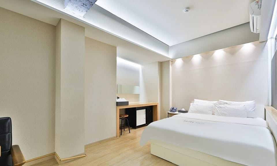 Premium Double Room | Individually decorated, individually furnished, desk, free WiFi