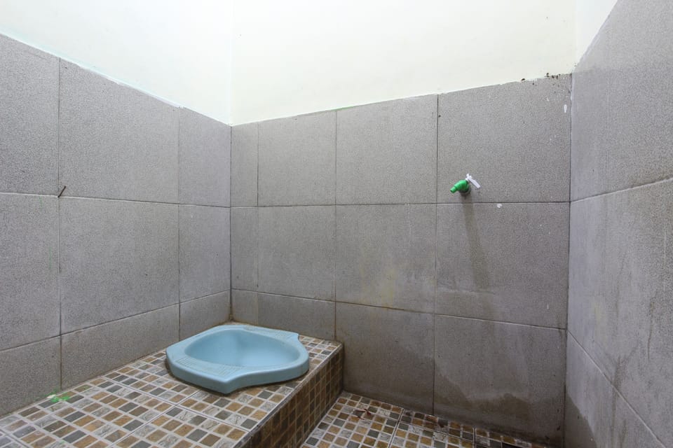 Economy Double Room | Bathroom | Shower, rainfall showerhead, towels, toilet paper
