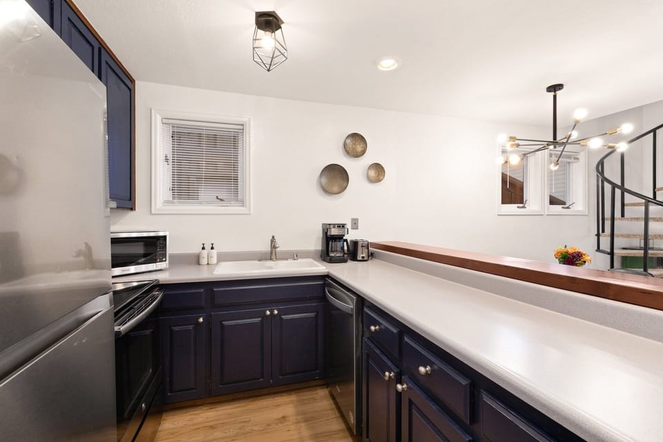 Condo, 1 Bedroom | Private kitchen | Fridge, oven, coffee/tea maker, toaster