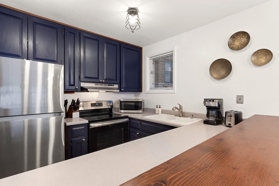 Condo, 1 Bedroom | Private kitchen | Fridge, oven, coffee/tea maker, toaster
